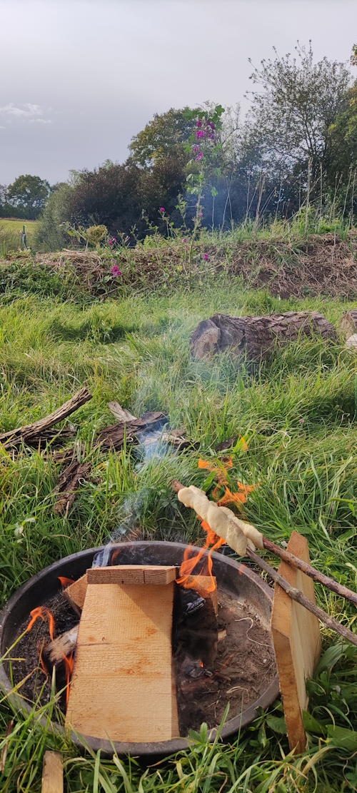 Jahresausklang bei Lagerfeuer und Stockbrot