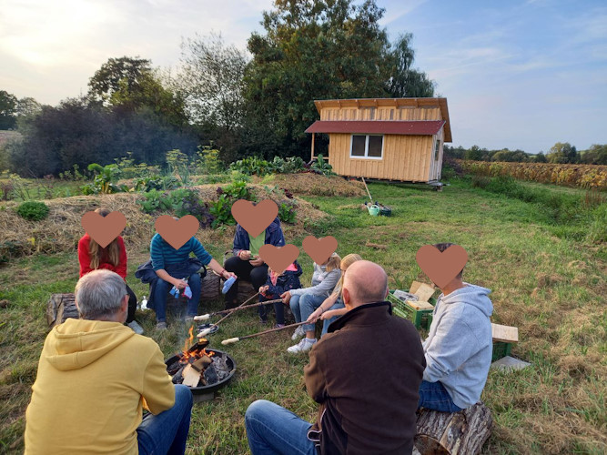 Lagerfeuer vor den Beeten