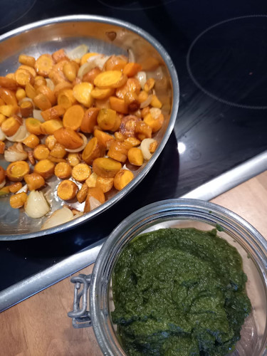 Pesto aus Karottengrün mit Karotten und Zwiebeln